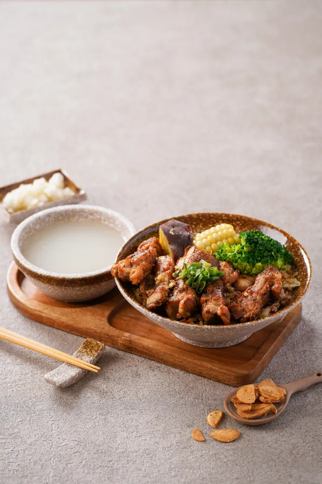 煎得金黃的雞肉蓋在蛋炒飯上，配地瓜、玉米與花椰菜